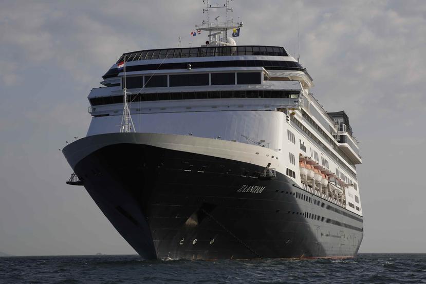 El Zaandam, con 73 pasajeros y 116 tripulantes con síntomas de gripe, según la última actualización de la empresa, ya pasó el Canal de Panamá. (Archivo / EFE)