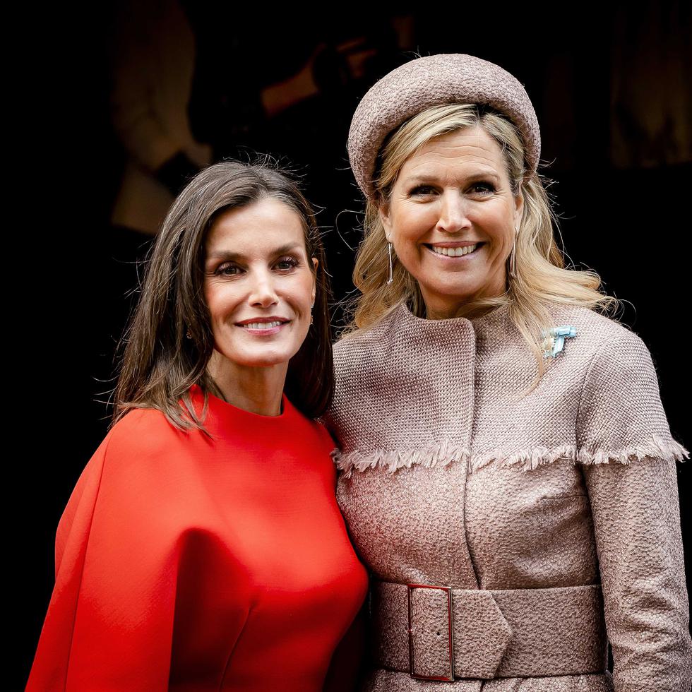 La reina española Letizia y la reina holandesa Maxima posan para una foto en el exterior del Teatro Real Tuschinski.