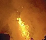 Las llamas alcanzaron una altura de más de 90 metros (300 pies). (Naomi Hayes via AP)