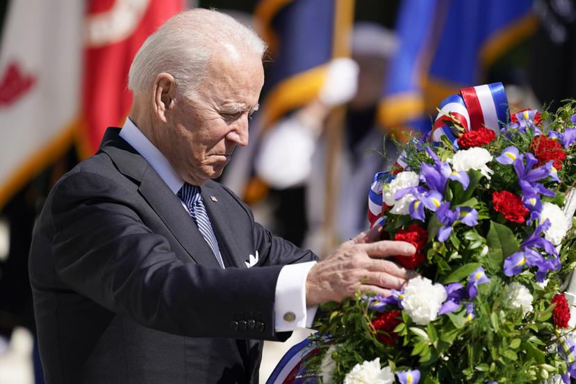 El presidente Joe Biden deja una corona de flores en el Cementerio Nacional de Arlington para conmemorar el Día de los Caídos en Guerras, en Arlington, Virginia.