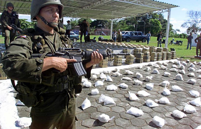 Miembros de la policía de Colombia participan en una vigilancia de sustancias controladas. (Archivo)