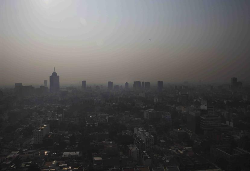 Un manto de contaminación cubre la Ciudad de México el lunes 13 de mayo. (AP)