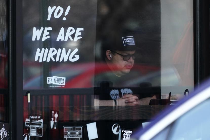 Los economistas esperan que la tasa de desempleo se mantenga en 3.6% por quinto mes consecutivo. En la foto, un aviso ofreciendo empleo en un restaurante en Schaumburg, Illinois.