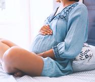 En los embarazos de mujeres mayores de 40 años, aumenta el riesgo de preeclampsia y diabetes gestacional para la madre, mientras que para el bebé pueden presentarse alteraciones cromosómicas, como síndrome Down.