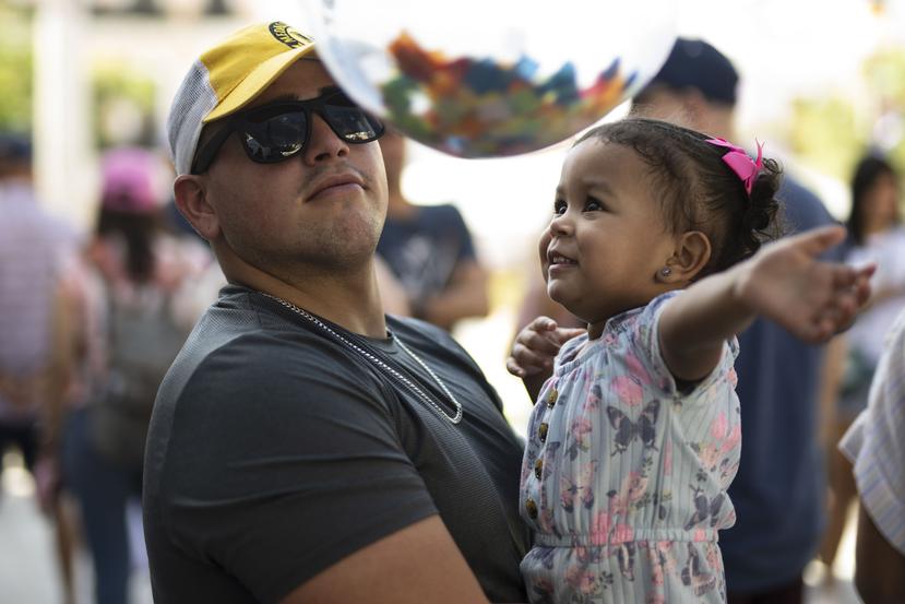 Wilfredo Damiani, junto a su hija Gala, disfruta del domingo de las Fiestas de la Calle San Sebastián en la Plaza de la Barandilla, donde se celebraron actividades dirigidas a la niñez.