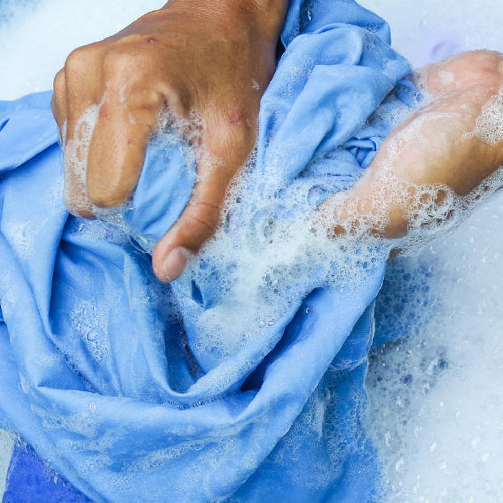 Existen diversas formas de eliminar las manchas de desodorante mientras lavas la ropa.