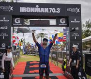Breno Melo cruza la meta como el ganador del Ironman 70.3 Puerto Rico.