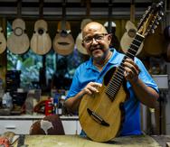 El artesano del barrio Sonadora de Guaynabo ha confeccionado sobre 200 instrumentos  en dos décadas.