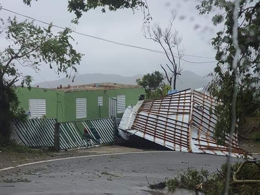Los fuertes vientos que se sintieron en Peñeulas, le arrancaron el techo a una residencia en barrio Corea de dicho municipio.