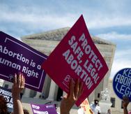 Personas se manifiestan a favor del aborto en Estados Unidos.