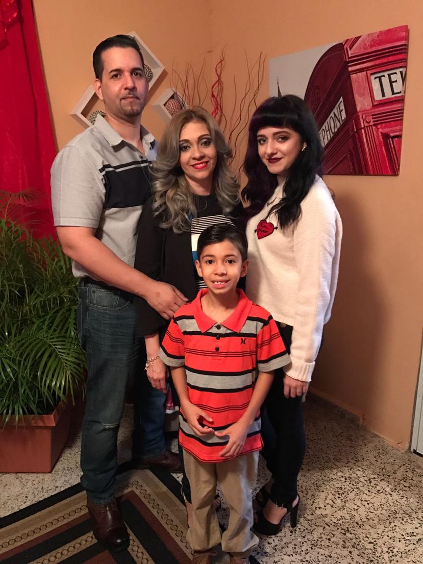 Jonerick Cabrero Vargas junto a sus padres y su hermana mayor. (Suministrada)