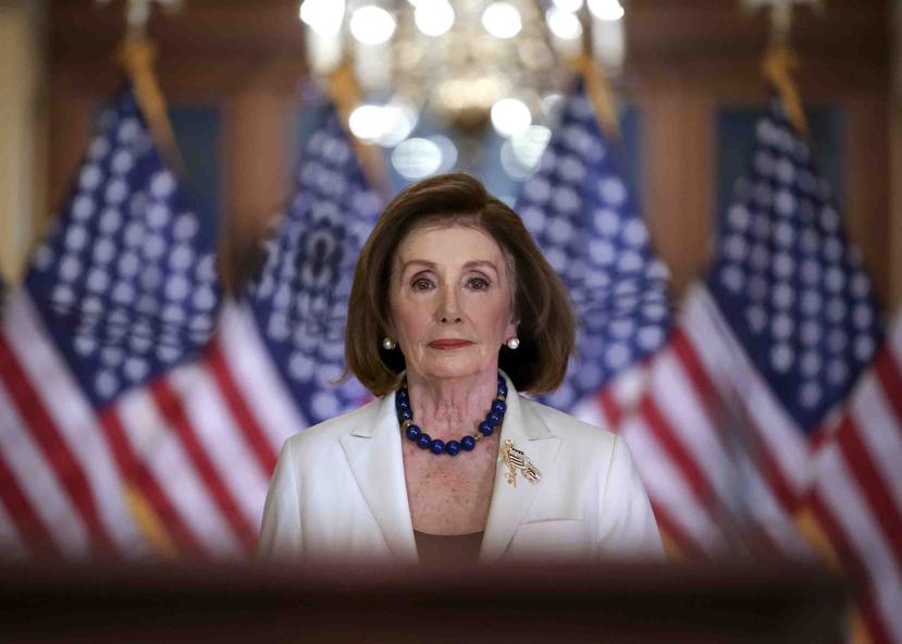 La presidenta de la Cámara de Representantes, la demócrata Nancy Pelosi, anuncia que la cámara procederá a redactar los cargos para un juicio político al presidente Donald Trump. (AP/J. Scott Applewhite)