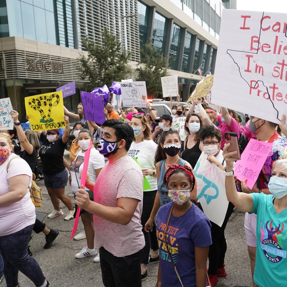 Foto tomada el 2 de octubre del 2021 de la protesta contra la ley de aborto, en Houston, Texas.