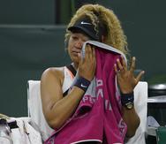 Naomi Osaka se seca las lágrimas durante un descanso en el partido de ayer en Indian Wells.