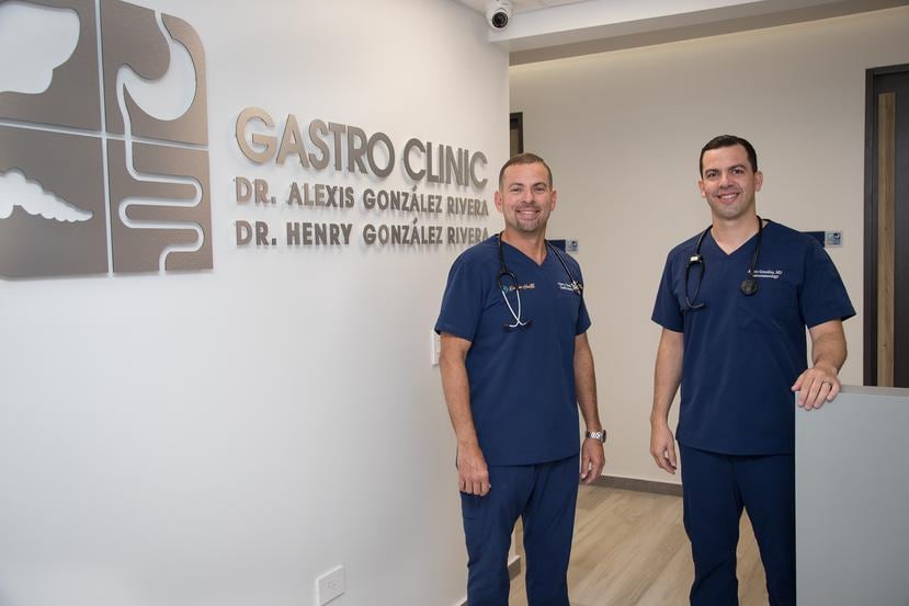 Los hermanos Henry y Alexis González Rivera, gastroenterólogos con oficinas médicas en la torre médica del Hospital Metropolitano.