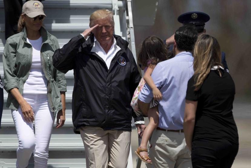 Trump a su llegada a la base Muñiz, en Carolina.