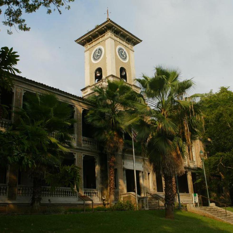 La Iniciativa para el Fortalecimiento de Organizaciones sin Fines de Lucro para el Desarrollo Económico es un programa del Centro de Negocios y Desarrollo Económico de Estudiantes de la Universidad de Puerto Rico en Mayagüez .