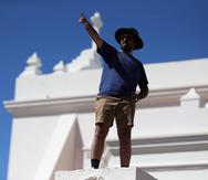 Este hombre se trepó en el pedestal donde estaba la estatua de Juan Ponce de León.