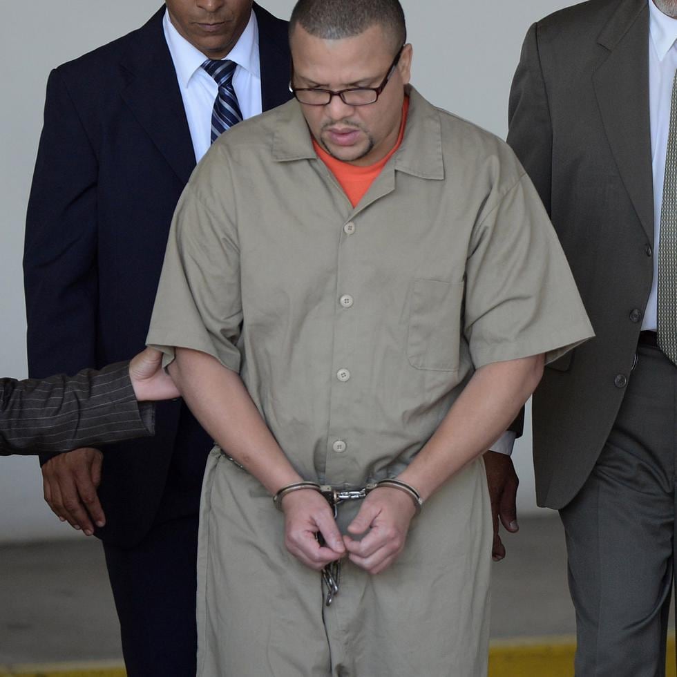 Alexis Candelario Santana enfrenta 40 cargos criminales, 38 de los cuales están relacionados con la matanza del 16 de octubre de 2009 en el negocio "La Tómbola" en Toa Baja.