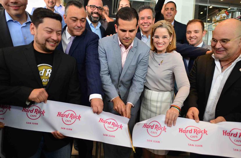 El gobernador, Ricardo Rosselló, y la alcaldesa de San Juan, Carmen Yulín Cruz, cortan la cinta en la reapertura de Hard Rock Café.