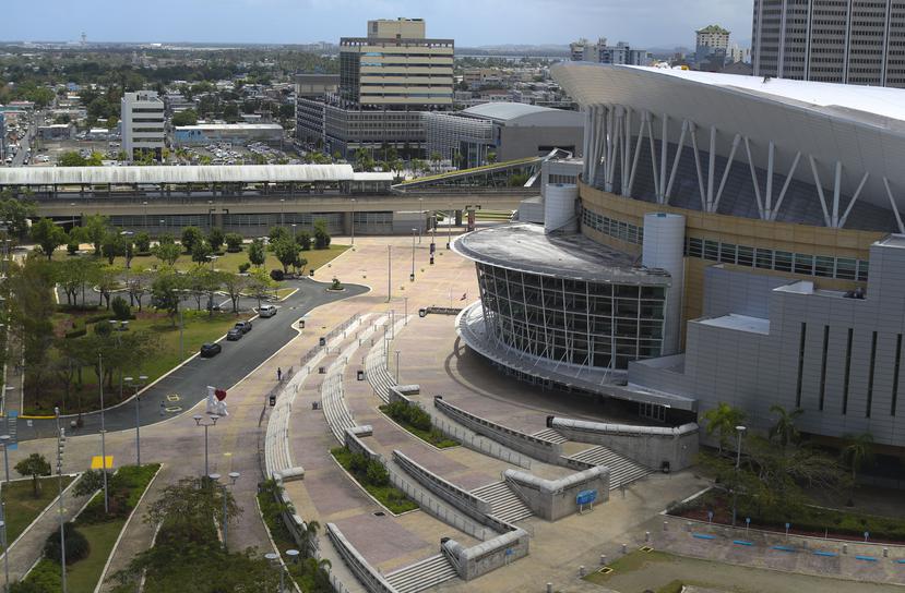 Vista del Tren Urbano y el Coliseo de Puerto Rico José Miguel Agrelot en San Juan.