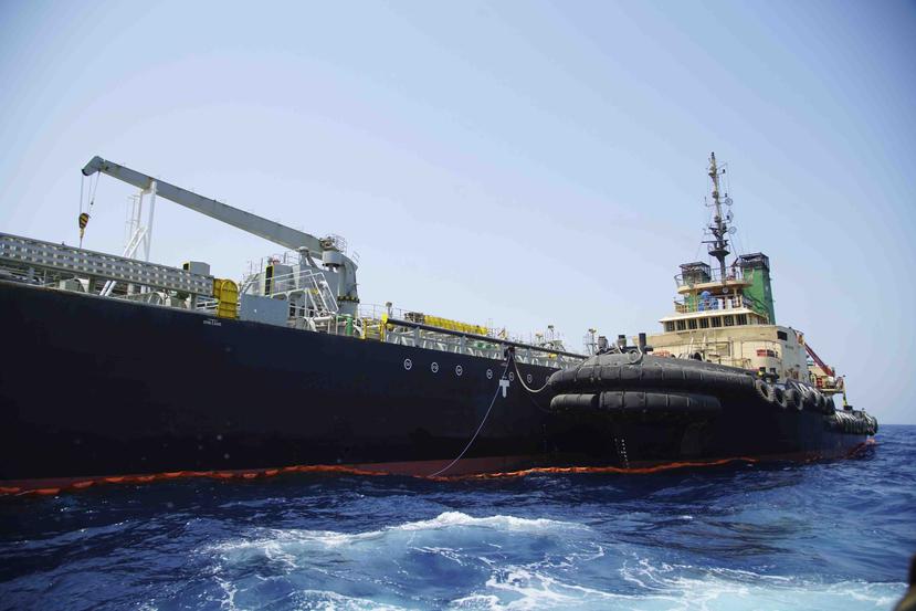 El petrolero japonés con bandera de Panamá Kokuka Courageous, que según la Marina de EEUU resultó dañado por una mina, anclado ante Fujairah, Emiratos Árabes Unidos, durante un viaje organizado por la Marina para periodistas. (AP/Fay Abuelgasim)