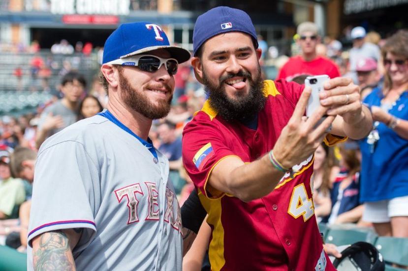 Un fanático se toma una selfie con Josh Hamilton previo al partido.