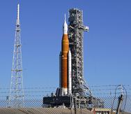 Cohete de la misión Artemis I que permanece en la plataforma 39B en el Centro Espacial Kennedy en Cabo Cañaveral, Florida.