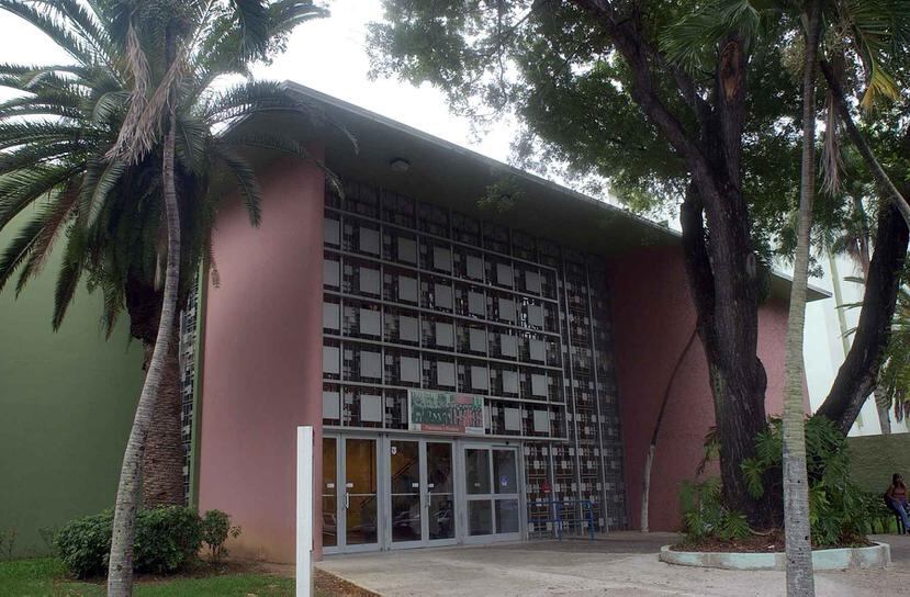 Fachada de la biblioteca José M. Lázaro de la Universidad de Puerto Rico, Recinto de Río Piedras.