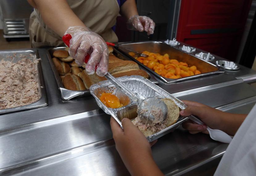 Hasta el jueves pasado, Educación detalló que en los comedores escolares abiertos se habían cocinado 391,463 almuerzos desde el 6 de mayo. (Archivo / GFR Media)