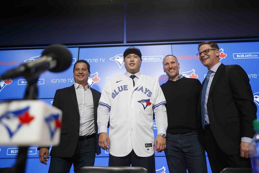 El coreano Hyun-Jin Ryu, al centro, posa para la foto como nuevo abridor  de Toronto durante una conferencia de prensa . A la izquierda, el piloto, Charlie Montoyo. Desde la derecha el gerente general Ross Atkins, y el presidente del equipo, Mark Shapiro.