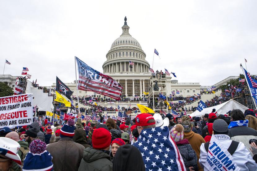Partidarios del entonces presidente estadounidense Donald Trump se congregan junto al Capitolio el 6 de enero del 2021.