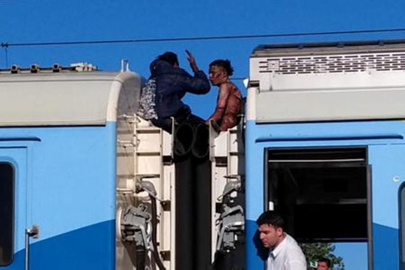 Viajaban en el techo del tren y se electrocutaron. (Twitter / @horariostren)