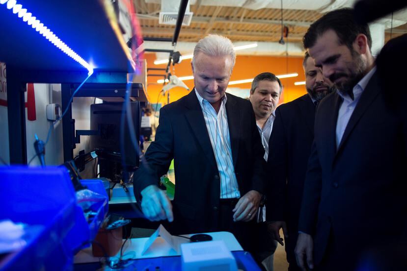 El gobernador Ricardo Rosselló, junto al alcalde de Bayamón, Ramón Luis Rivera, durante el anuncio del primer laboratorio de IoT e inteligencia artificial.