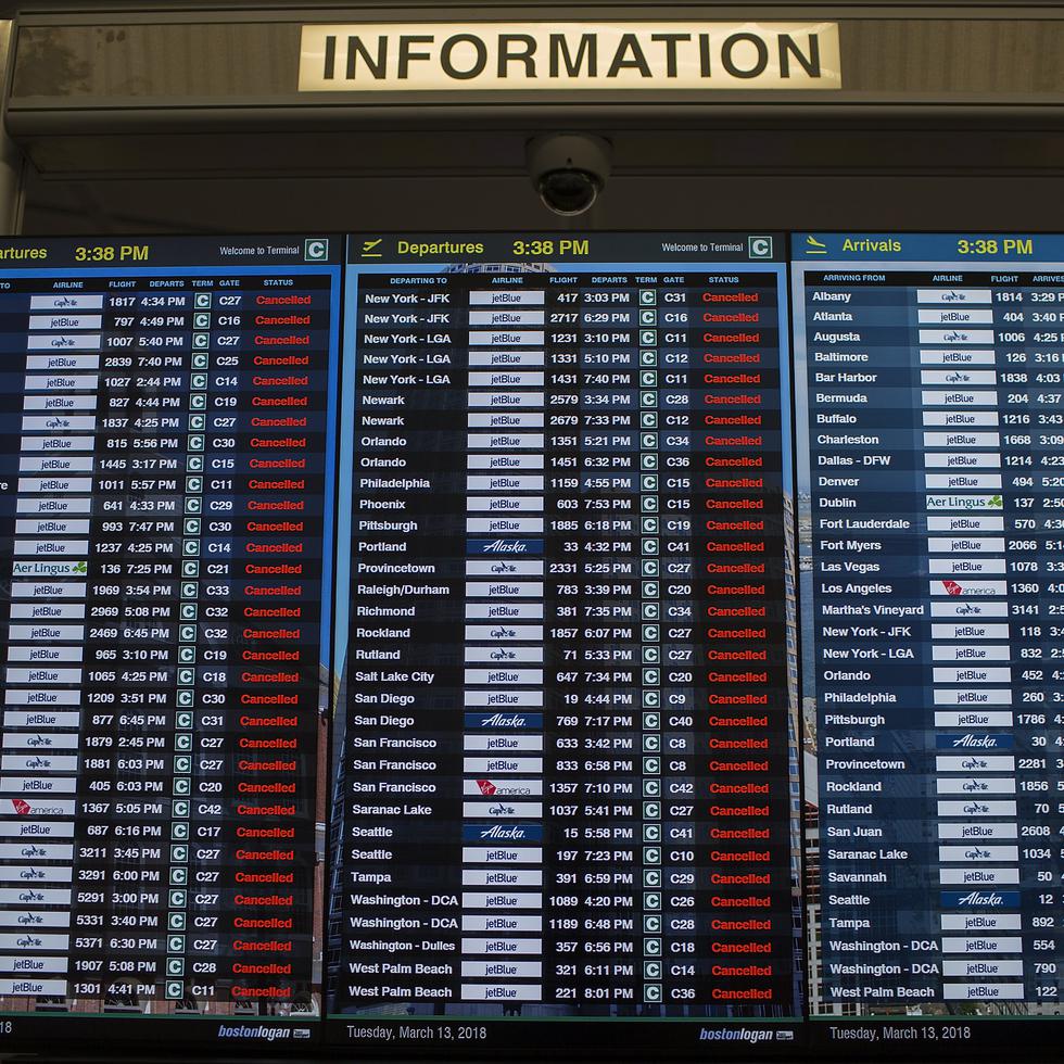 Foto de archivo de una lista de los vuelos cancelados. EFE/CJ GUNTHER