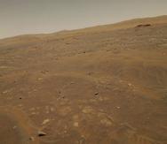 Esta fotografía del 22 de mayo de 2021 facilitada por la NASA muestra la superficie de Marte tomada por el helicóptero Ingenuity a 10 metros (33 pies) de altura en su sexto vuelo sobre el planeta rojo.