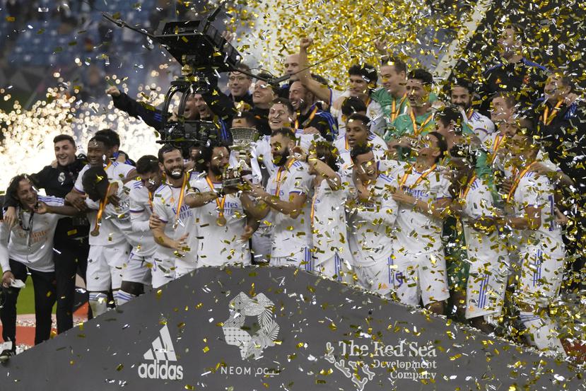 Los jugadores del Real Madrid celebran la conquista del título de la Supercopa de España tras vencer 2-0 al Athletic Bilbao en la final jugada en Riad, Arabia Saudí.