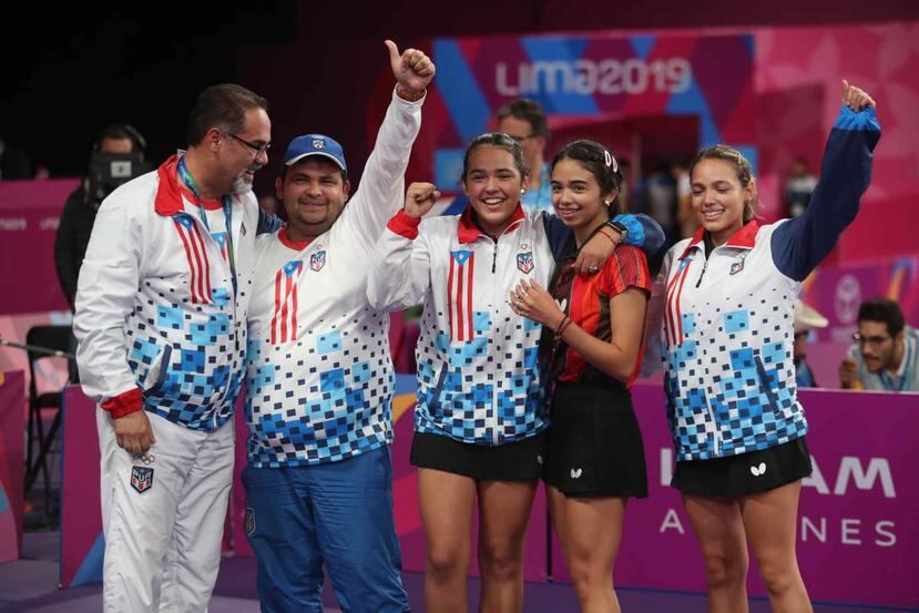 El equipo femenino de tenis de mesa, compuesto por Adriana y Melanie Díaz y Daniely Ríos, celebra su medalla de oro en Perú. (Archivo / GFR Media)