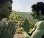 Mark Ruffalo y Tatiana Maslany en una escena de la serie de Marvel "She Hulk Attorney At Law".