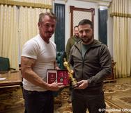 Sean Penn, a la izquierda, viajó hasta Ucrania para entregarle uno de sus premios Oscar al presidente de Ucrania, Volodimir Zelenski.