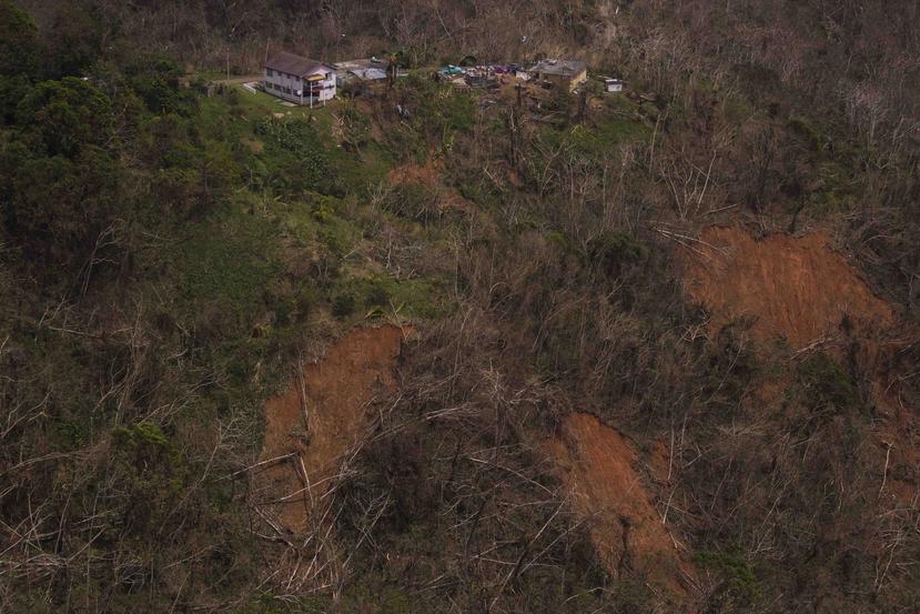 Derrumbes de terreno cerca de residencias en el municipio de Las Marías.