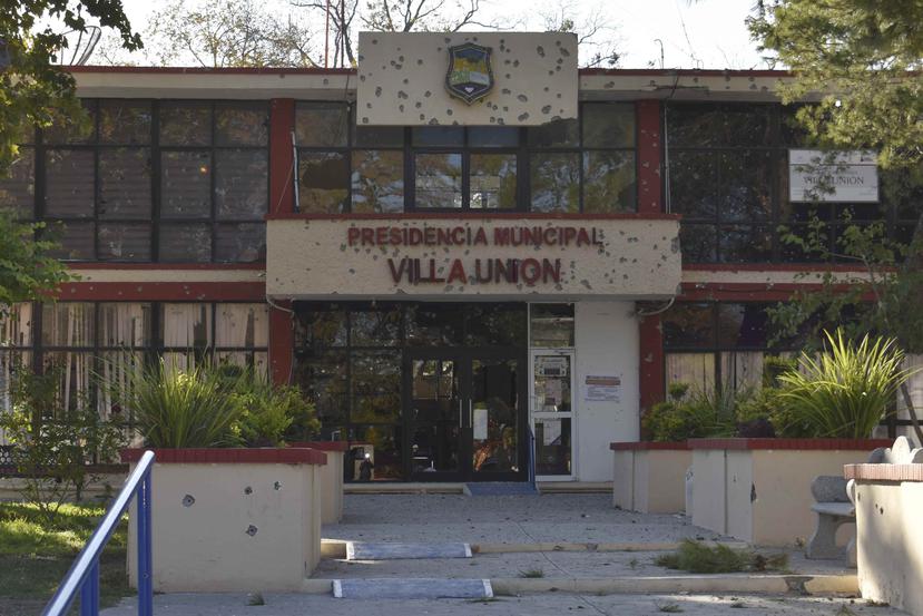 La alcaldía de Villa Unión quedó llena de agujeros de bala después de un tiroteo entre las fuerzas de seguridad mexicanas y presuntos pistoleros del cártel. (AP)