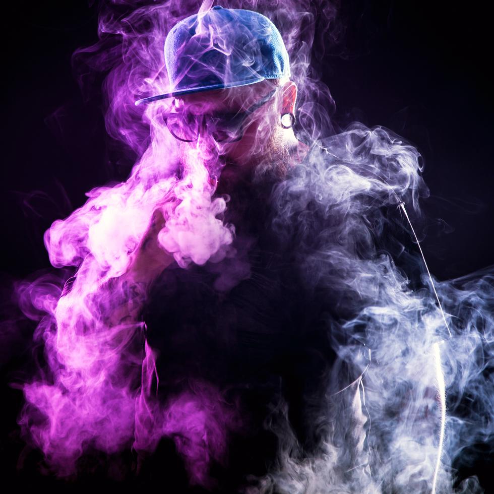 Vapear consiste en inhalar vapores creados por el calentamiento a alta temperatura de un líquido dentro del cigarrillo electrónico. (Shutterstock)
