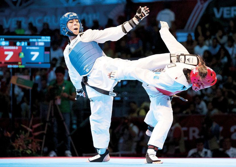 Victoria Stambaugh (con el peto azul) es la cuarta puertorriqueña en el taekwondo de los Juegos Olímpicos desde que fue reconocido como un deporte oficial.  (Archivo / GFR Media)