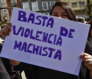 “Basta de la violencia Machista”, lee un letrero que forma parte de la Protesta de Mujeres en Pamplona, España. (The Associated Press/ Álvaro Barrientos)