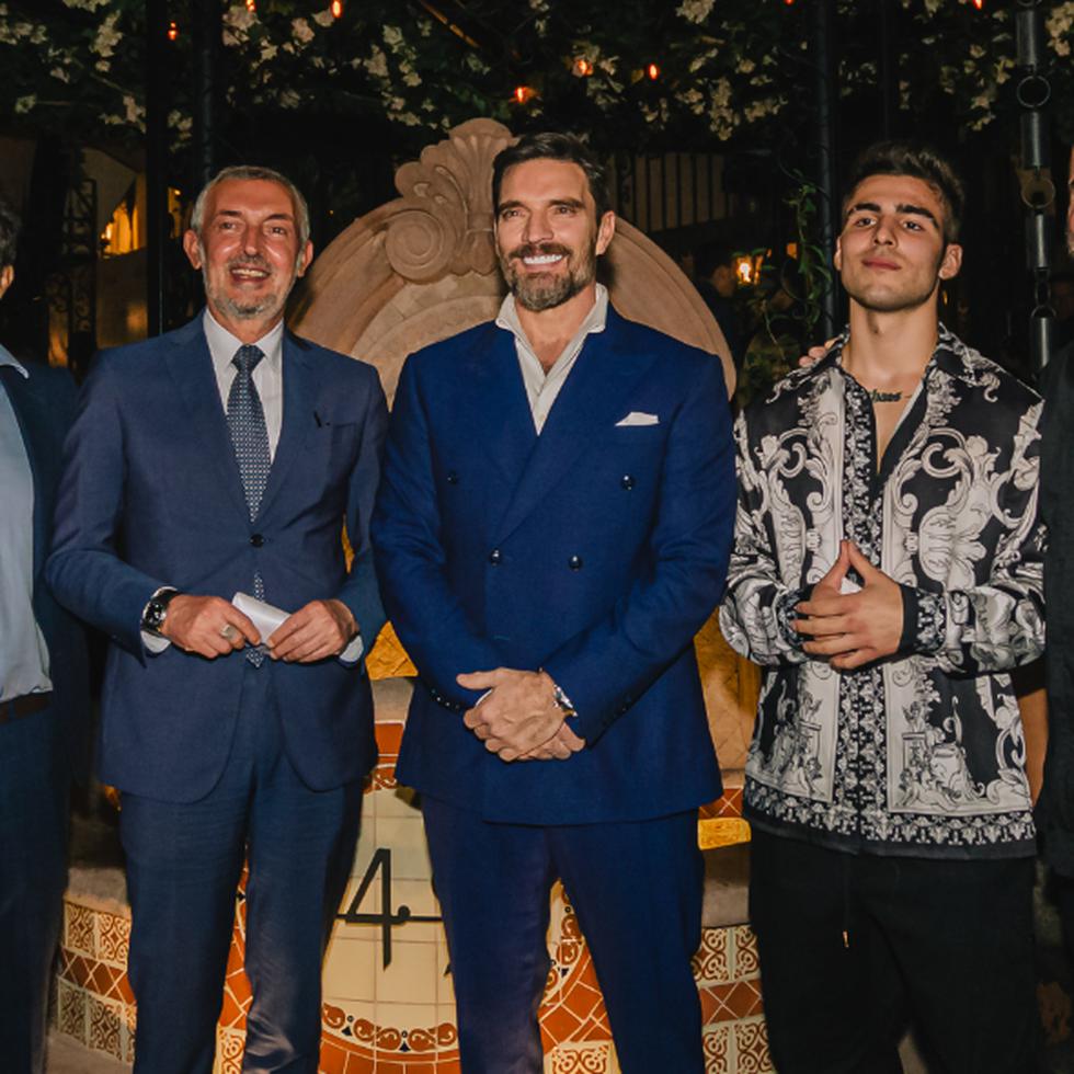 Luis de Ovando, Luigi de Chiara, el actor Julián Gil, cantante Alak y el chef José Mendín durante la apertura del nuevo restaurante.