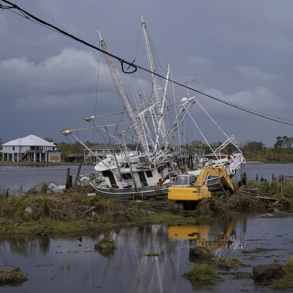 Un bote dañado por las inundaciones después del huracán Ida en Lafitte, Luisiana.
