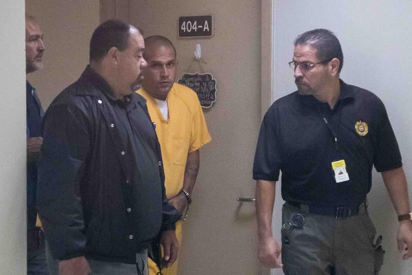 Juan Cornier Torres sale de una sala del tribunal de Ponce.