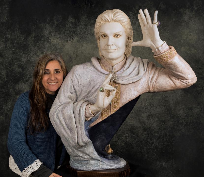 Susana Ruiz junto a escultura de Walter Mercado