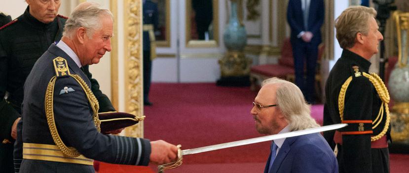 El príncipe Charles condecora a Barry Gibb. (Foto: AP)